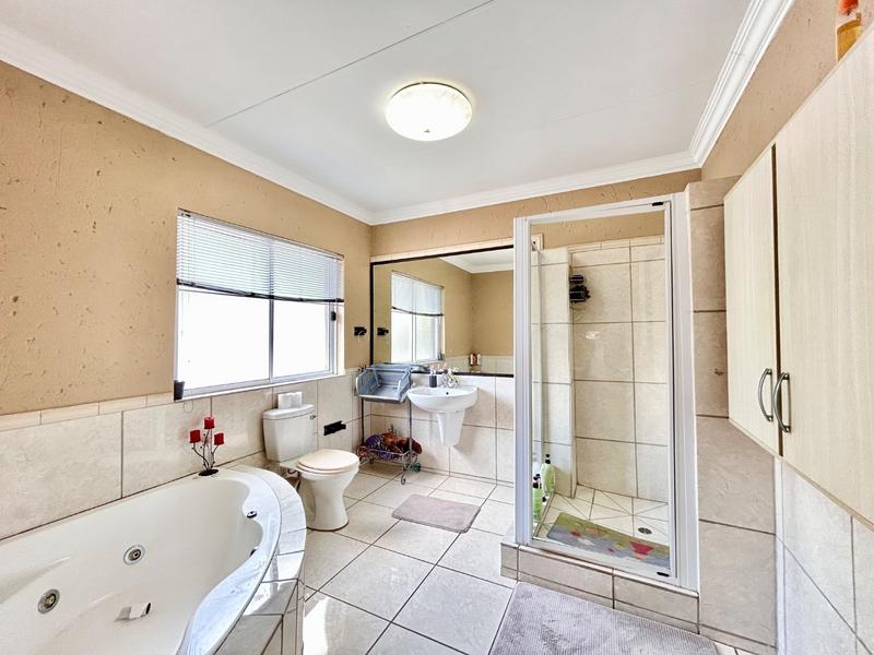 4 Bedroom Property for Sale in Caribbean Beach Club North West